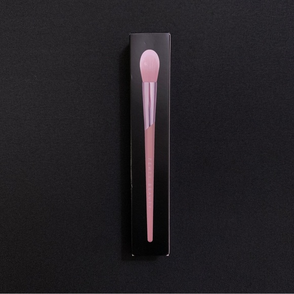 FENTY Precision Highlighter Brush 135 — Full Size - Picture 3 of 4